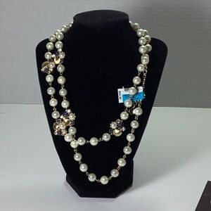 Gold stoned shell with Pearls.